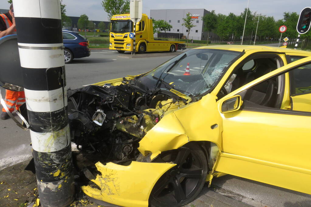 Automobilist botst frontaal tegen verkeerslicht