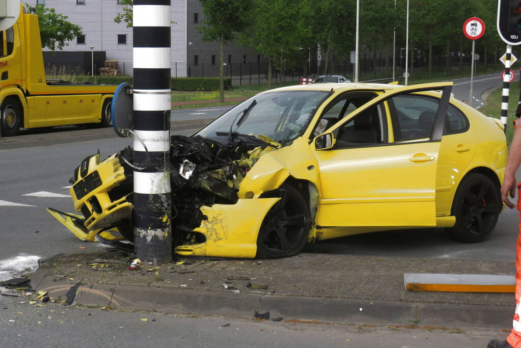 Automobilist botst frontaal tegen verkeerslicht