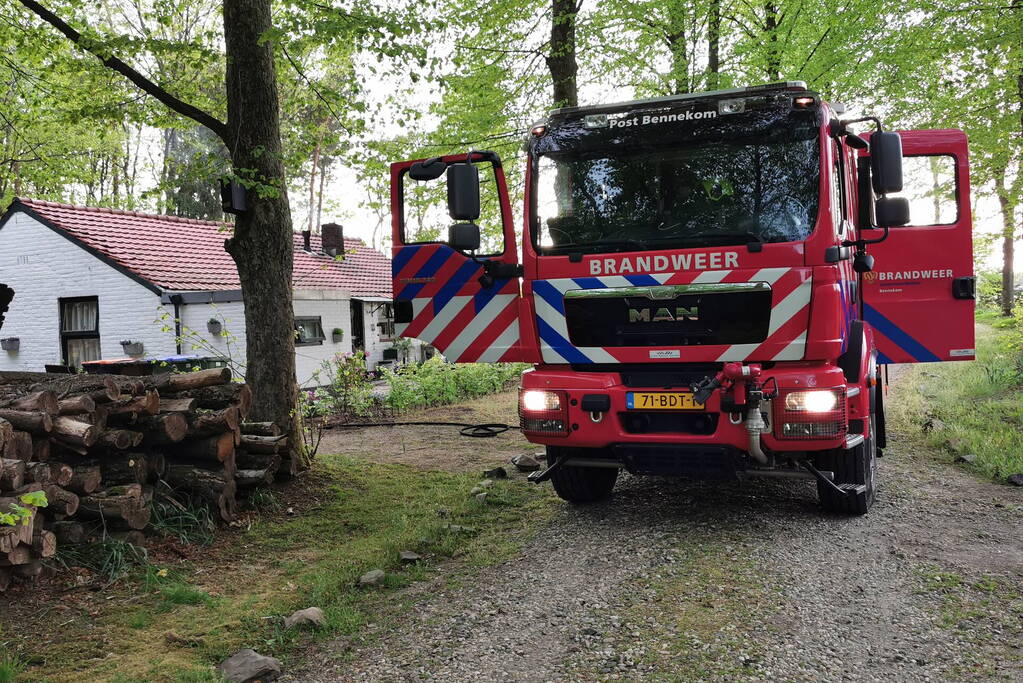 Mountainbiker ontdekken beginnende brand in bos