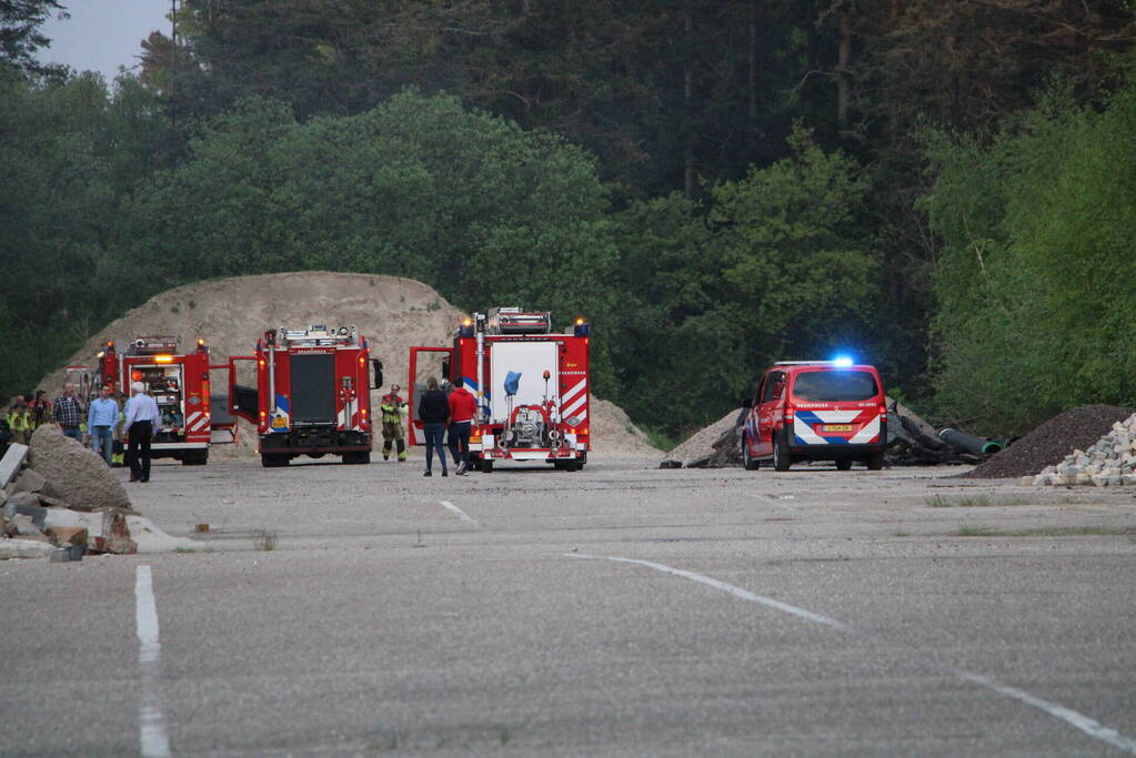 Brandweer blust brand in bosgebied