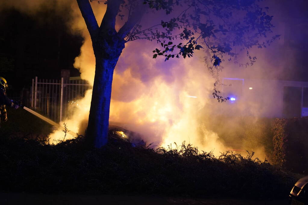De zoveelste auto gaat in vlammen op
