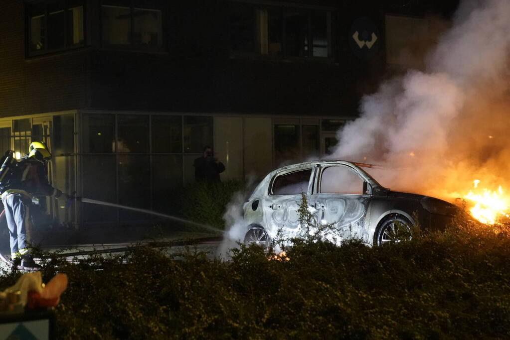 De zoveelste auto gaat in vlammen op