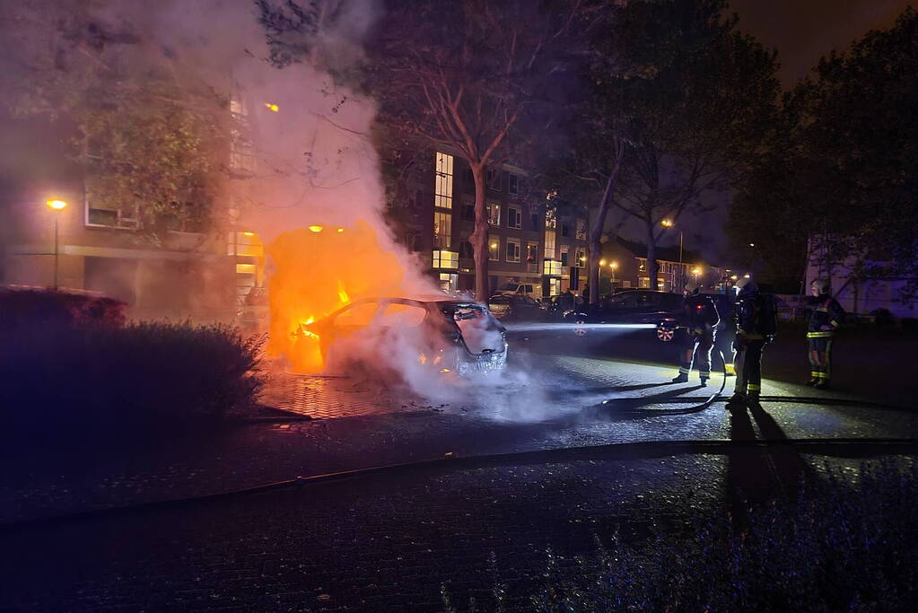 De zoveelste auto gaat in vlammen op