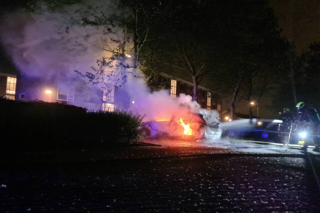 De zoveelste auto gaat in vlammen op