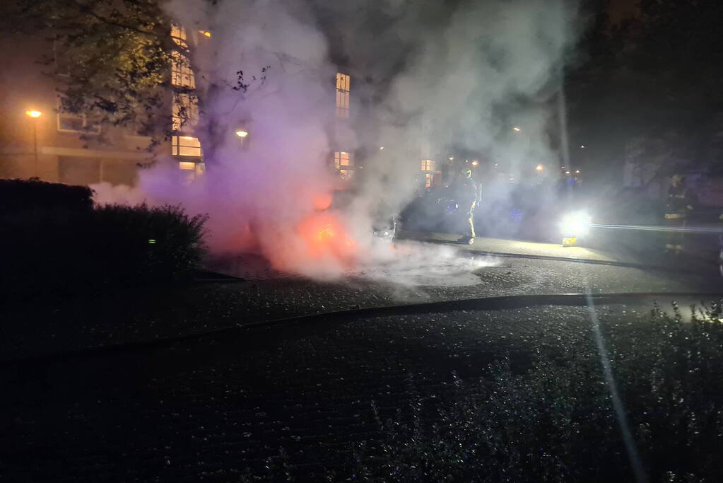 De zoveelste auto gaat in vlammen op