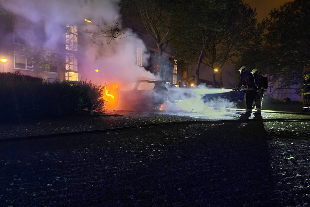 De zoveelste auto gaat in vlammen op