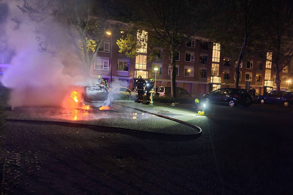 De zoveelste auto gaat in vlammen op