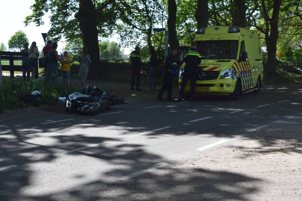 Twee personen op motor ten val op kruising