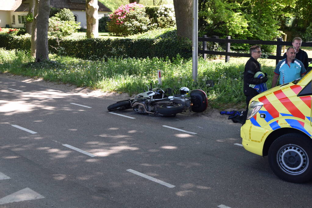 Twee personen op motor ten val op kruising