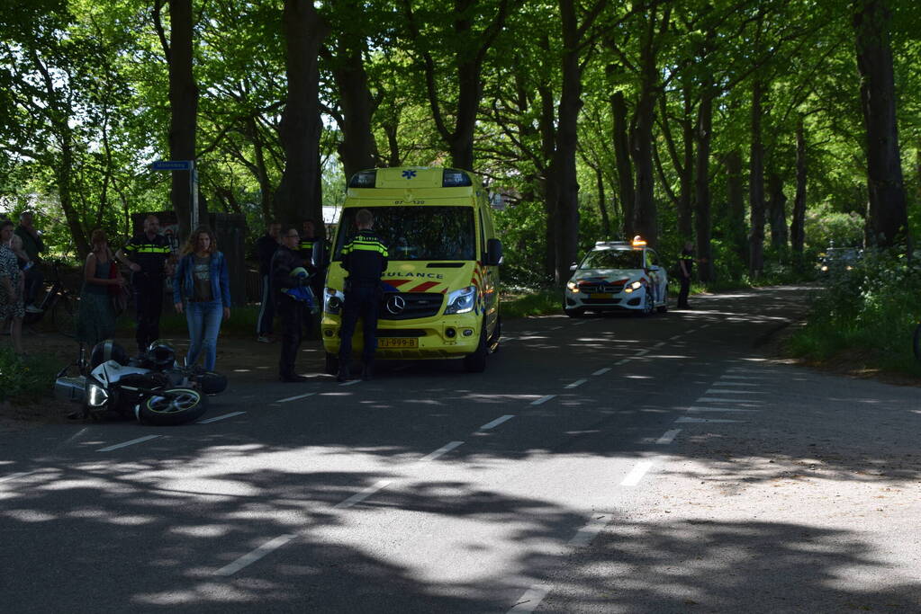 Twee personen op motor ten val op kruising