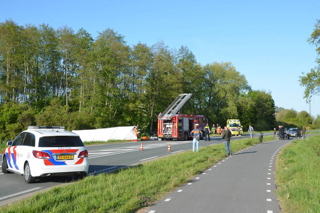 Brandweer haalt slachtoffer uit auto na ongeval