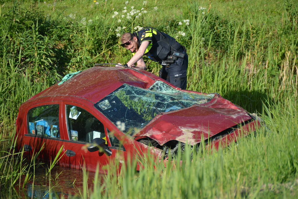 Brandweer haalt slachtoffer uit auto na ongeval