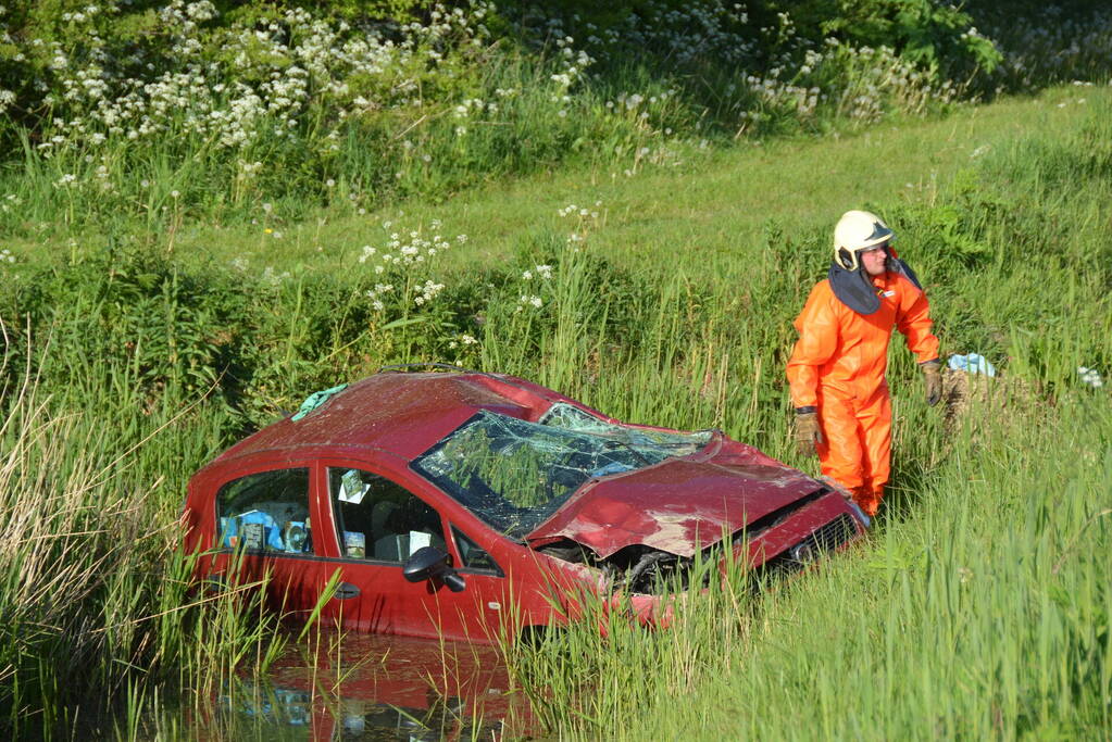 Brandweer haalt slachtoffer uit auto na ongeval