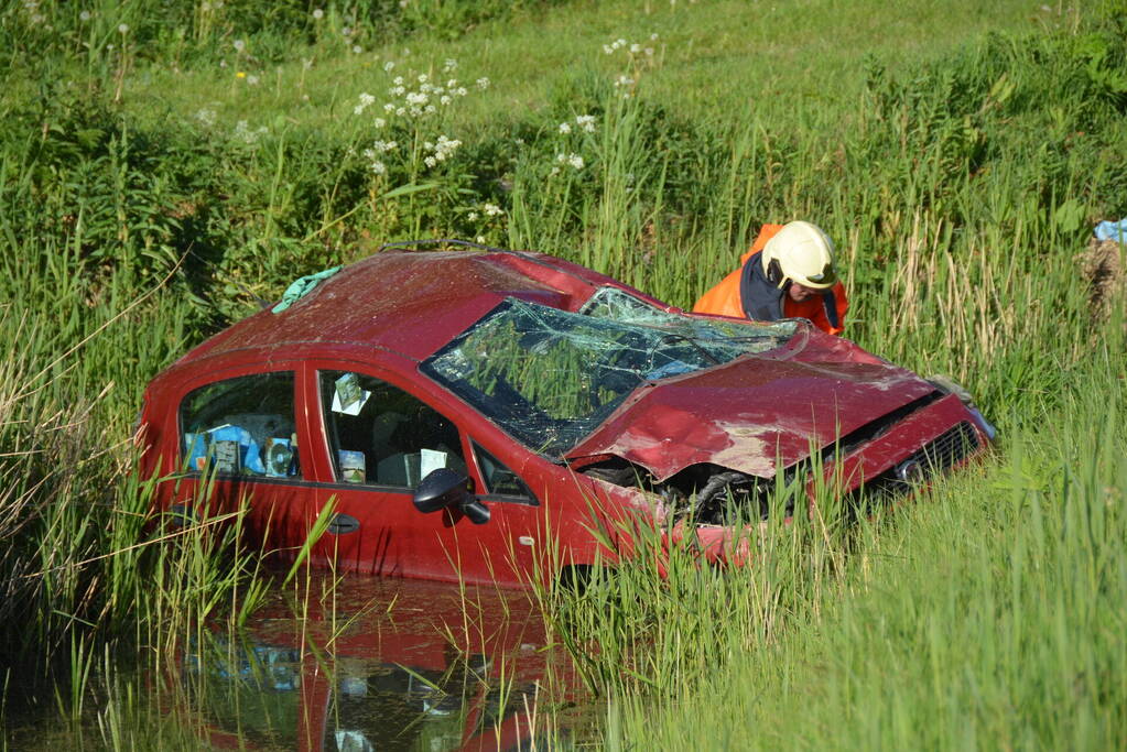 Brandweer haalt slachtoffer uit auto na ongeval