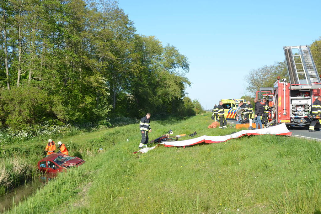 Brandweer haalt slachtoffer uit auto na ongeval