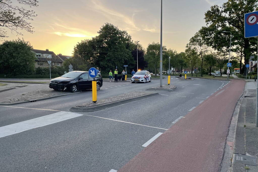 Automobilist botst tegen paal