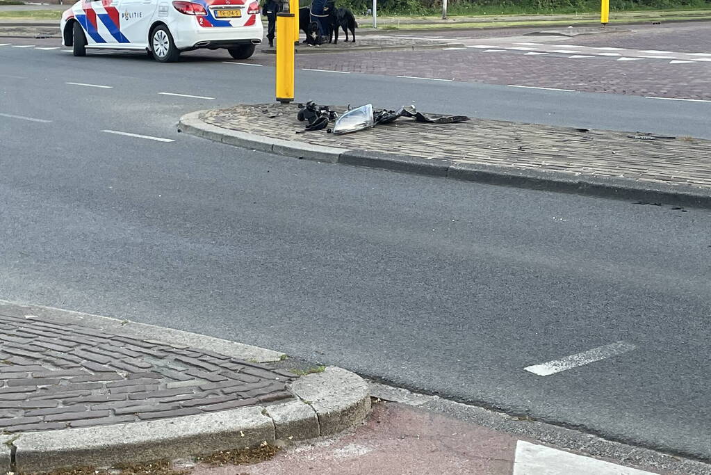 Automobilist botst tegen paal