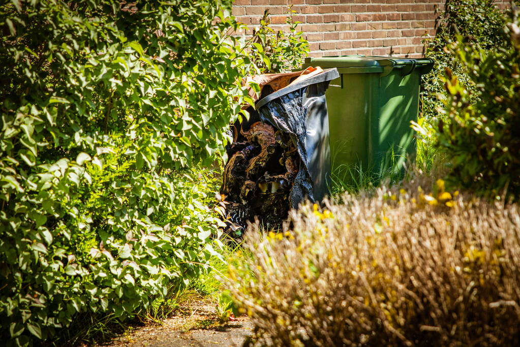 Geparkeerde VW Golf uitgebrand