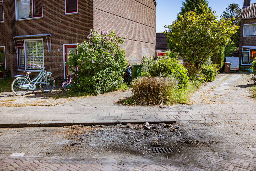 Geparkeerde VW Golf uitgebrand