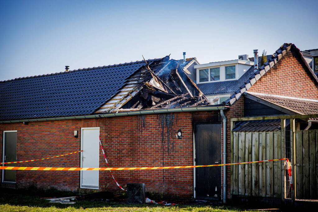 Flinke uitslaande brand in schuur achter woning