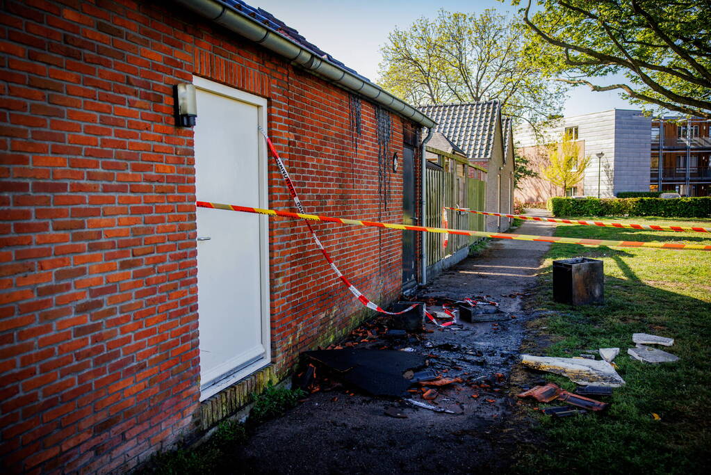 Flinke uitslaande brand in schuur achter woning