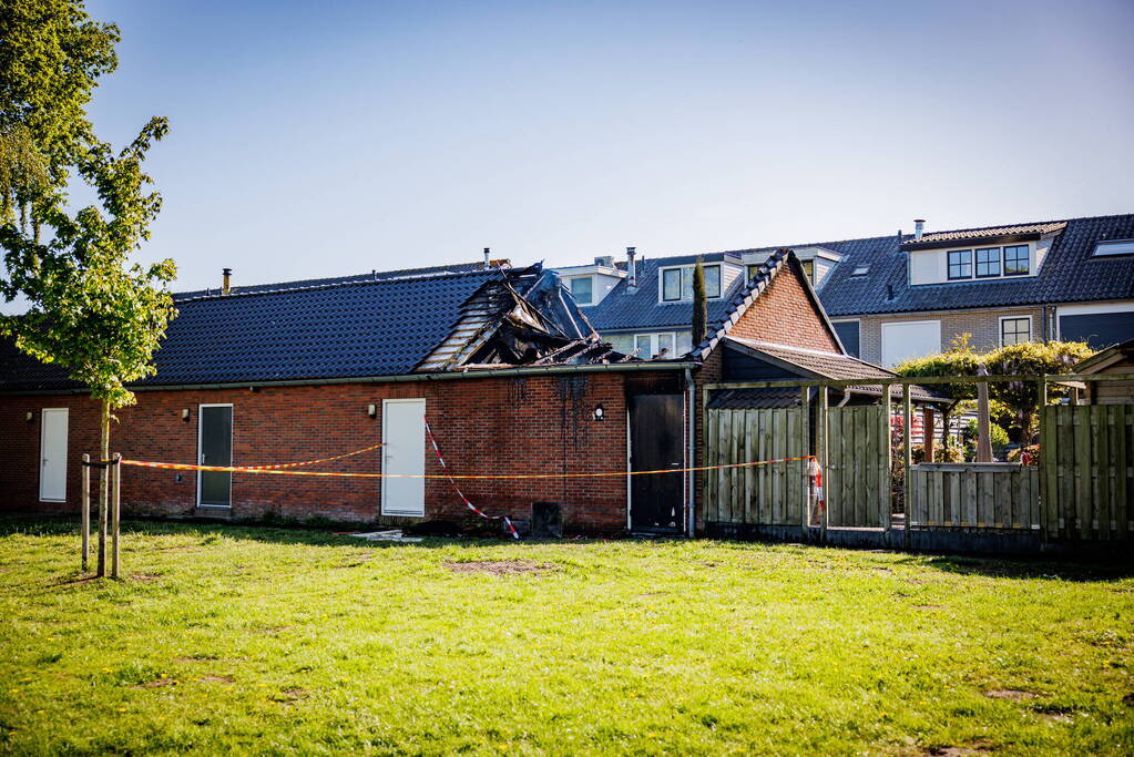 Flinke uitslaande brand in schuur achter woning
