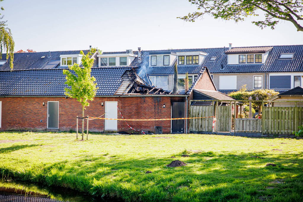 Flinke uitslaande brand in schuur achter woning