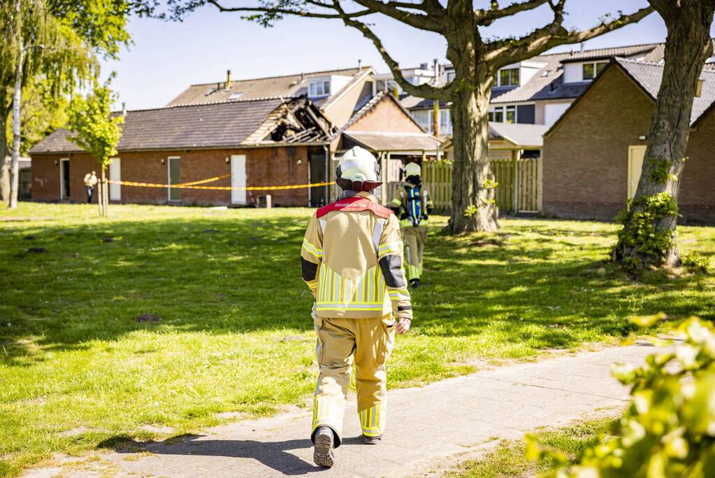 Flinke uitslaande brand in schuur achter woning