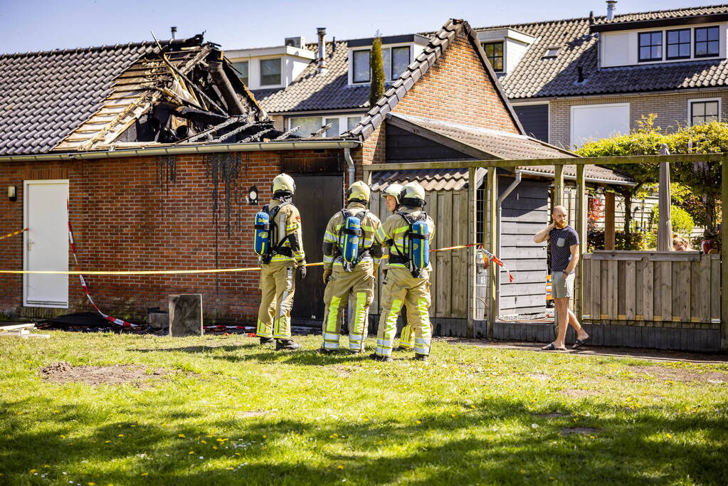 Flinke uitslaande brand in schuur achter woning