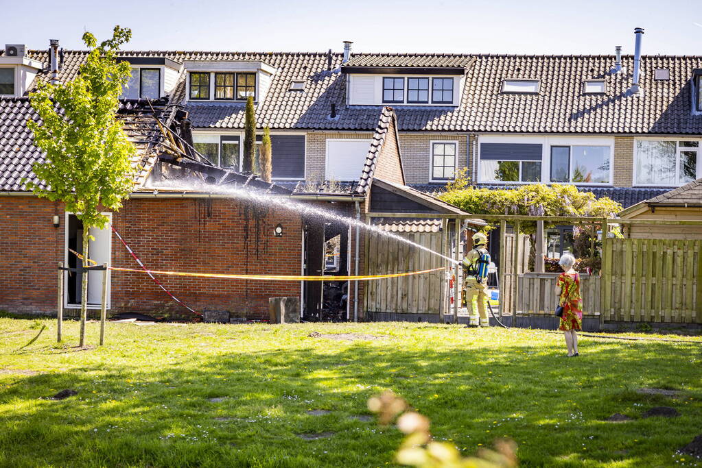 Flinke uitslaande brand in schuur achter woning