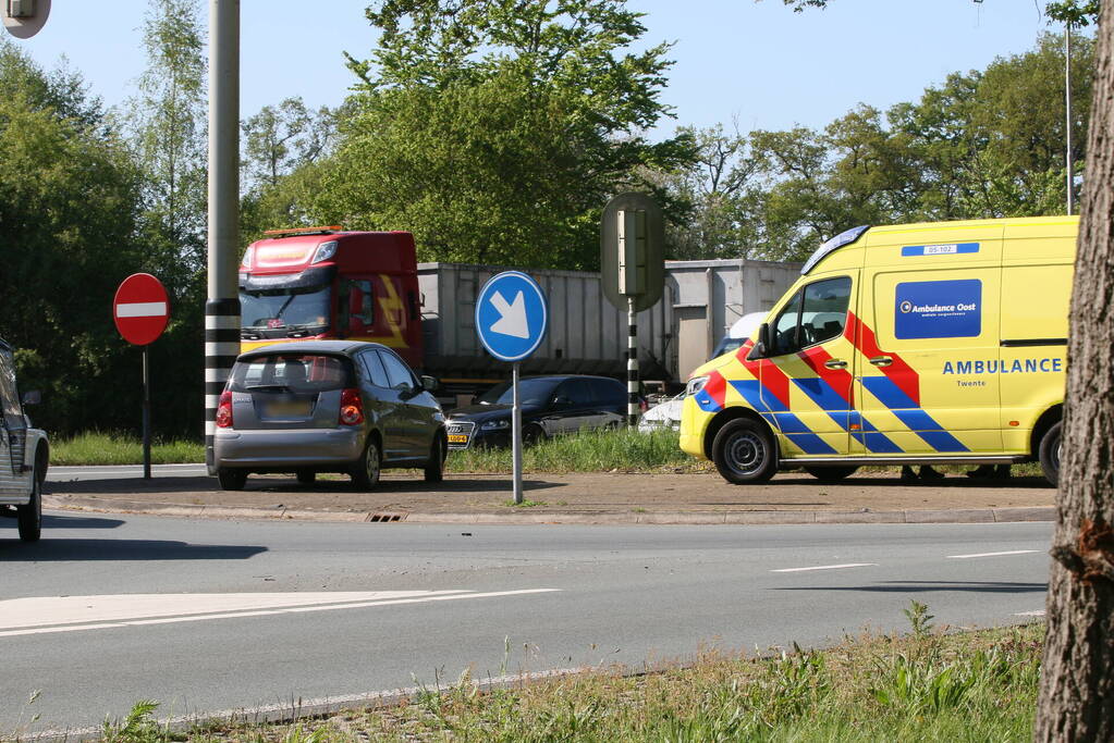 Bestelwagen eindigt tegen verkeerspaal bij ongeval