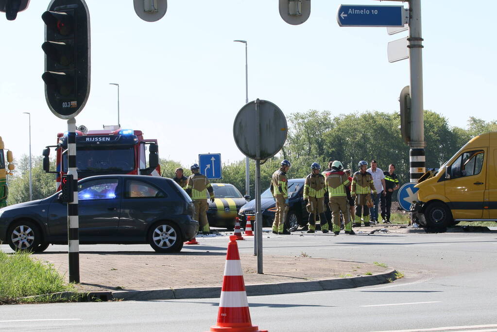 Bestelwagen eindigt tegen verkeerspaal bij ongeval