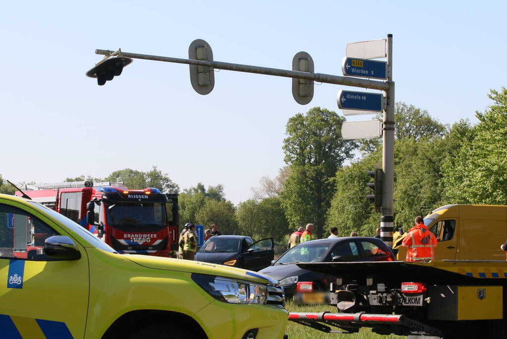Bestelwagen eindigt tegen verkeerspaal bij ongeval