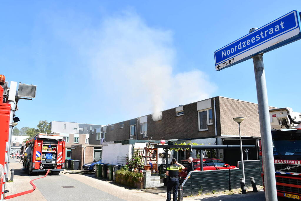 Enorme rookontwikkeling bij brand in woning