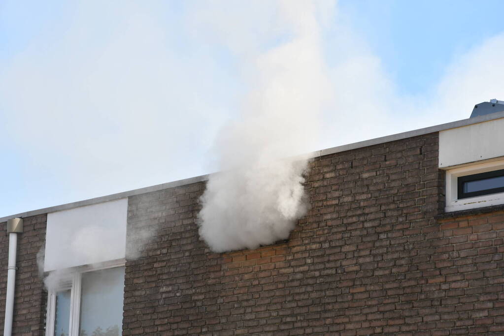 Enorme rookontwikkeling bij brand in woning