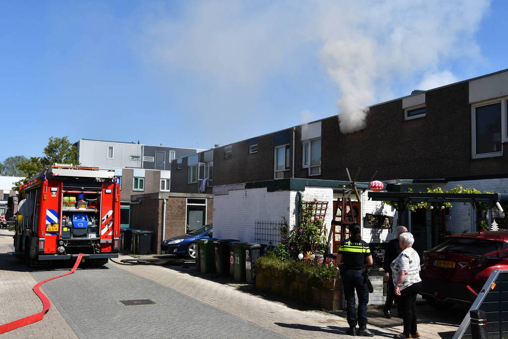 Enorme rookontwikkeling bij brand in woning