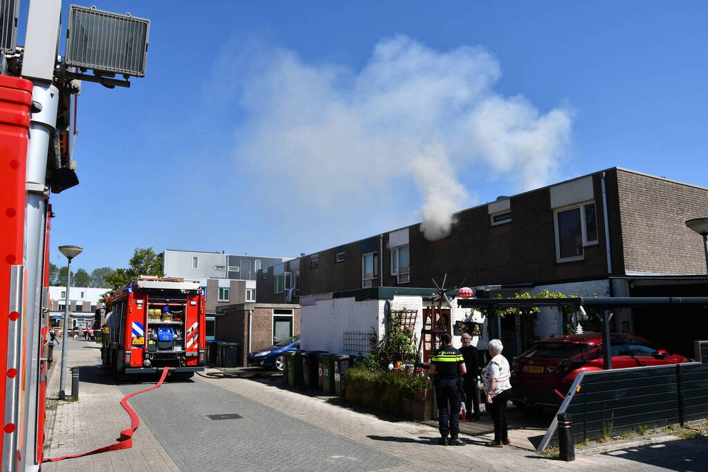 Enorme rookontwikkeling bij brand in woning