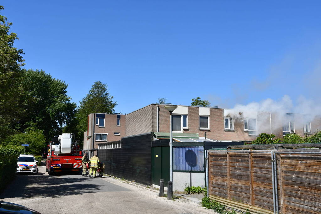 Enorme rookontwikkeling bij brand in woning