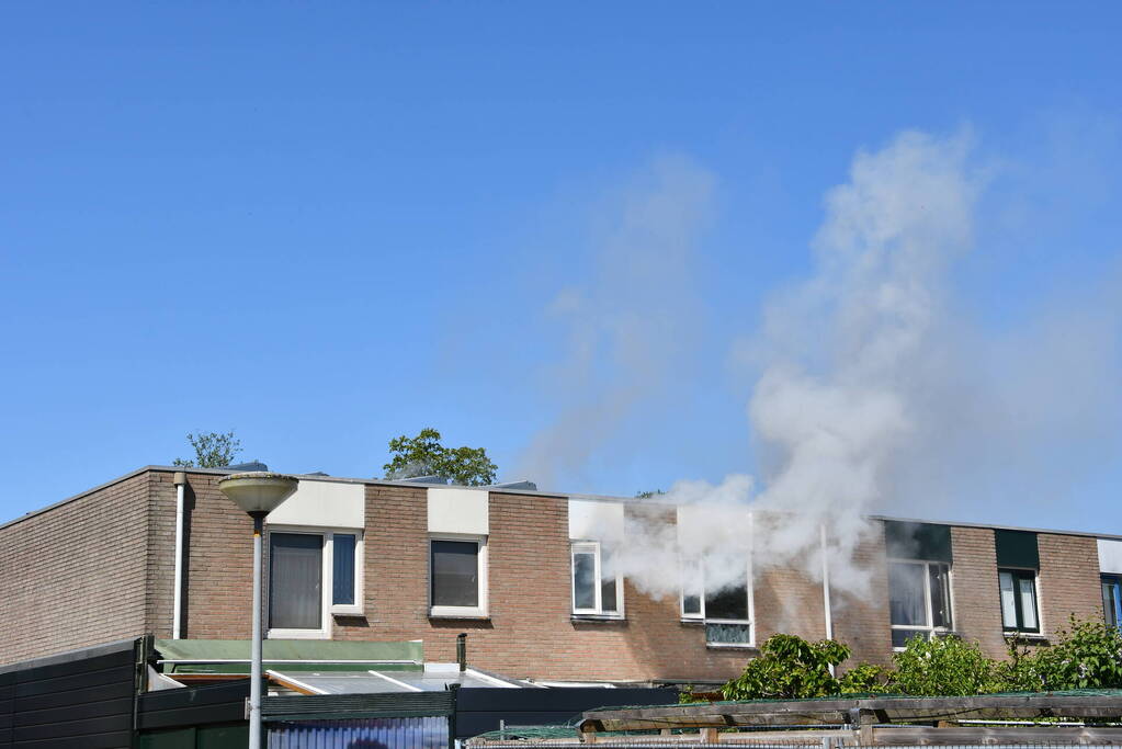 Enorme rookontwikkeling bij brand in woning