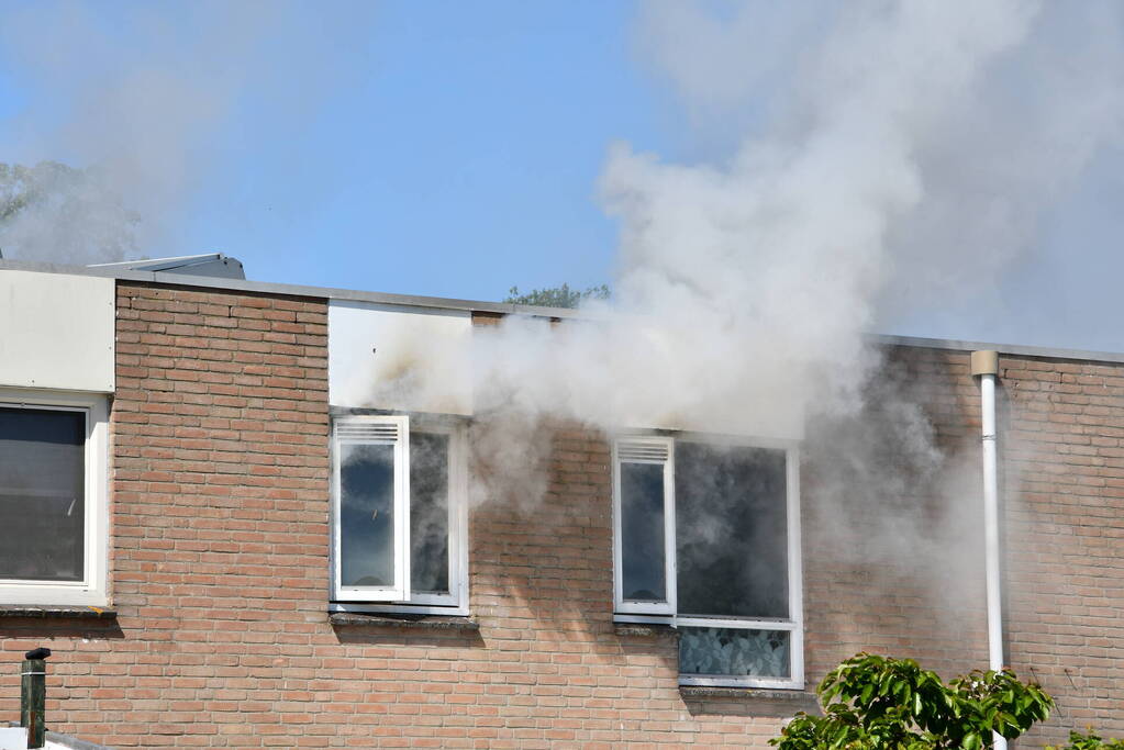 Enorme rookontwikkeling bij brand in woning