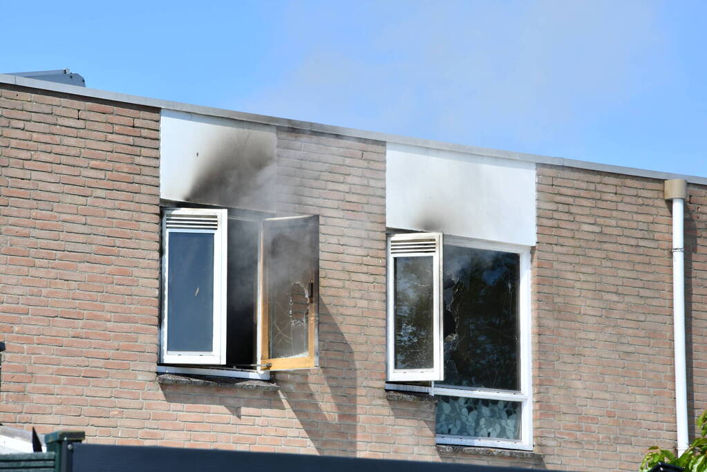 Enorme rookontwikkeling bij brand in woning