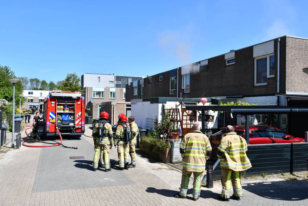 Enorme rookontwikkeling bij brand in woning