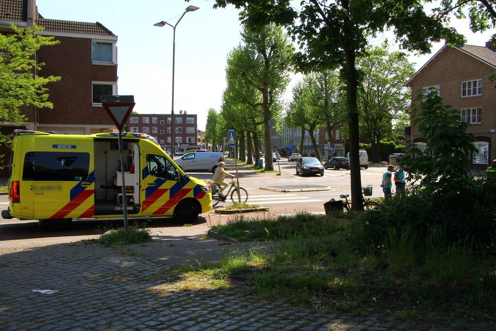 Vrouw met fiets ten val gekomen