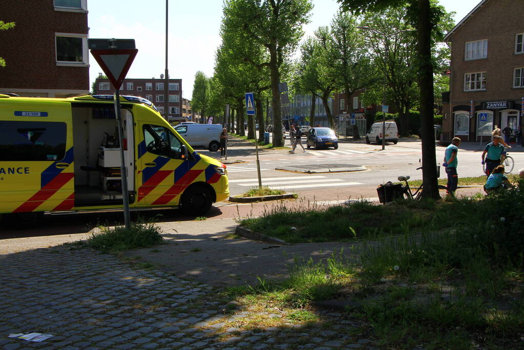 Vrouw met fiets ten val gekomen