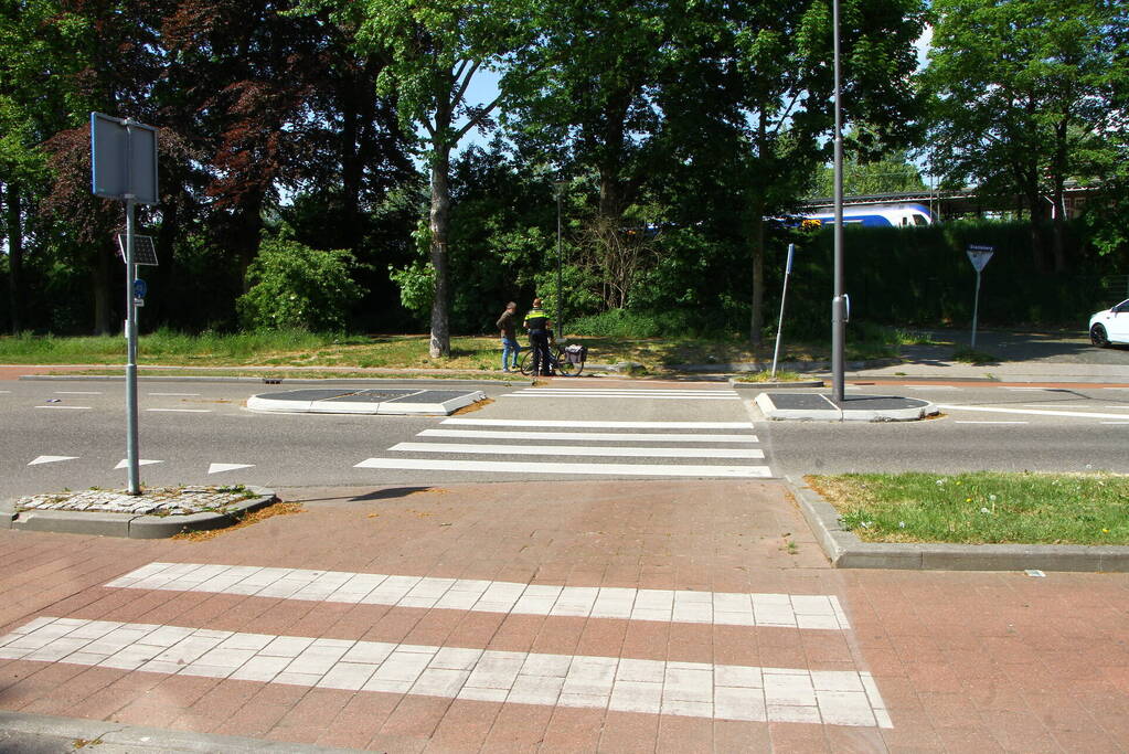 Vrouw met fiets ten val gekomen