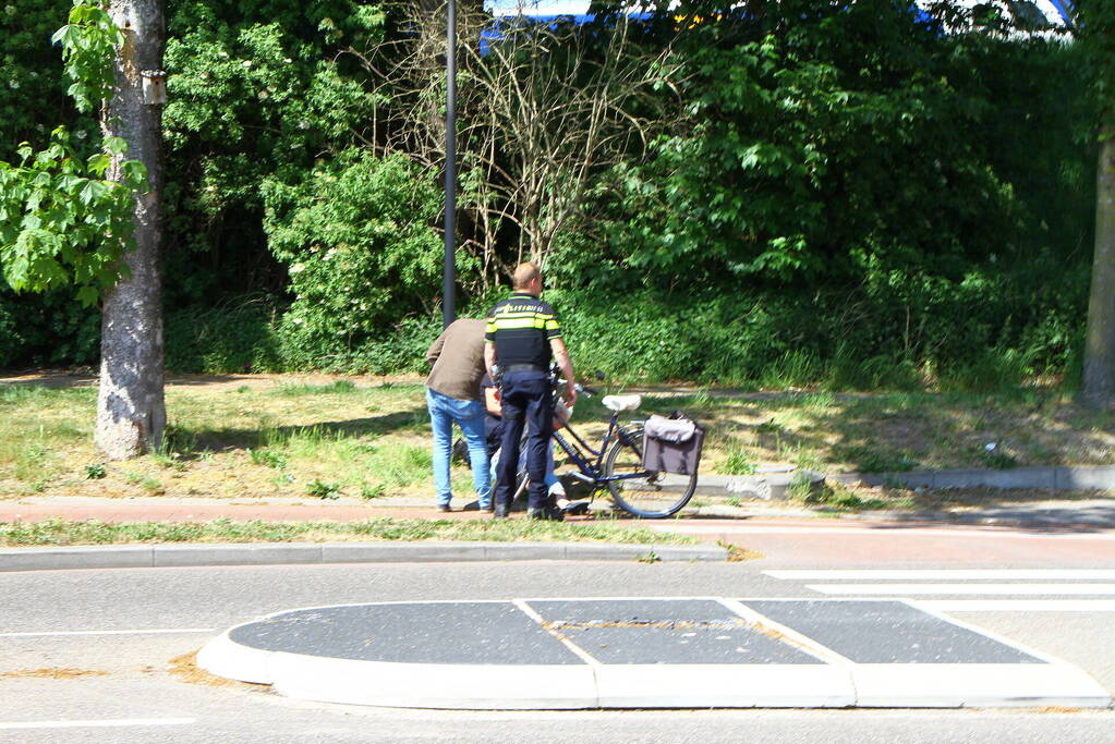 Vrouw met fiets ten val gekomen