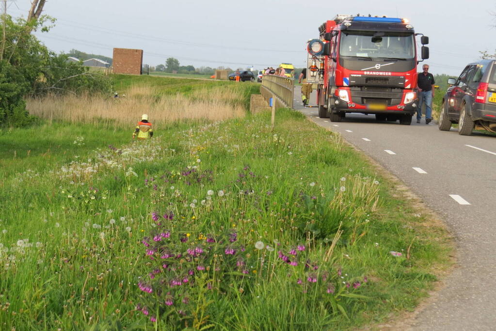 Auto belandt in sloot