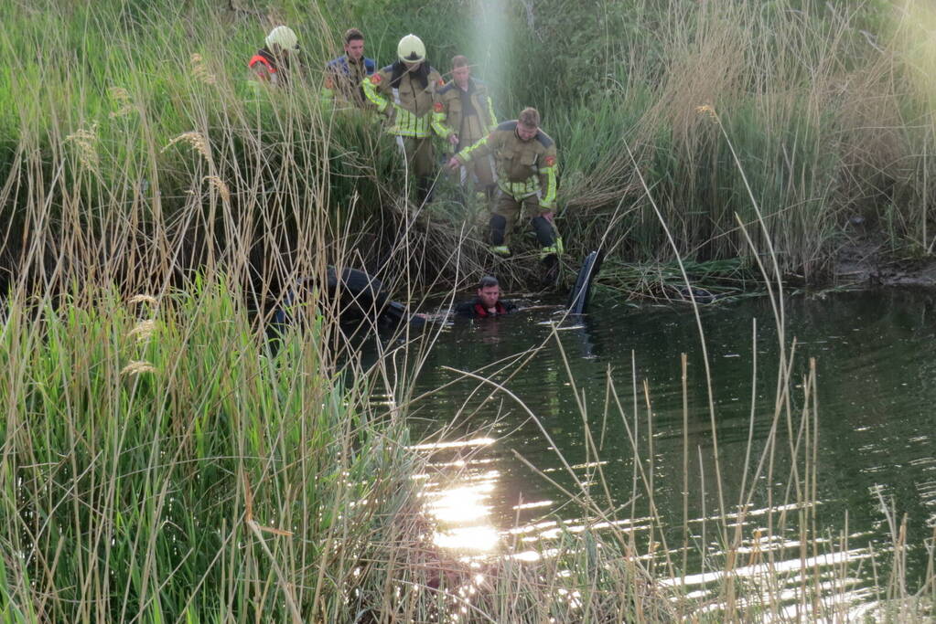 Auto belandt in sloot