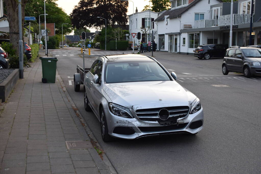 Flinke schade bij aanrijding tussen twee voertuigen