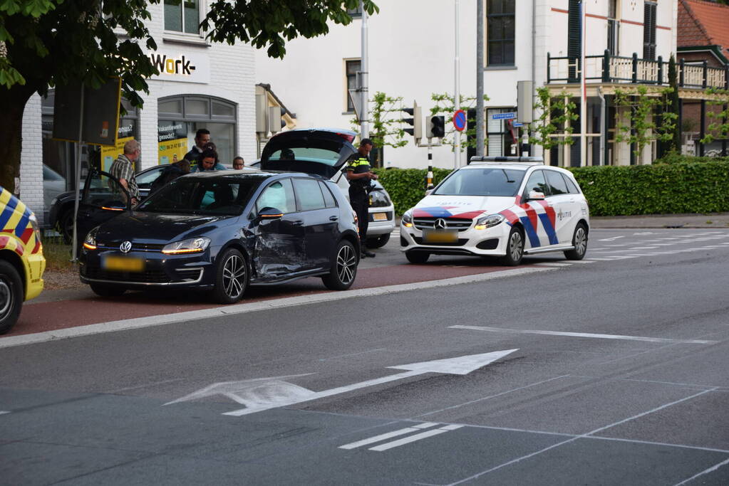 Flinke schade bij aanrijding tussen twee voertuigen